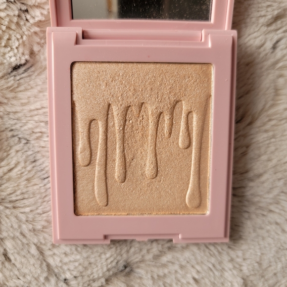 Ice Me Out Pressed Powder Highlighter - Kylie Cosmetics - Picture 2 of 8
